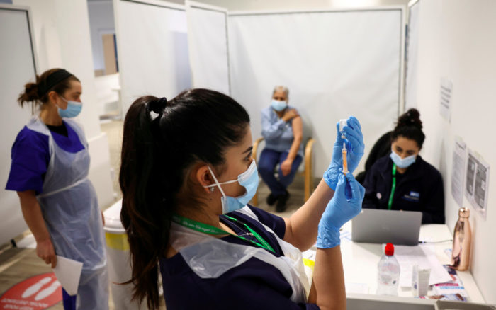 Reino Unido alcanza récord: la mitad de adultos ya recibió primera dosis de vacuna anti-Covid
