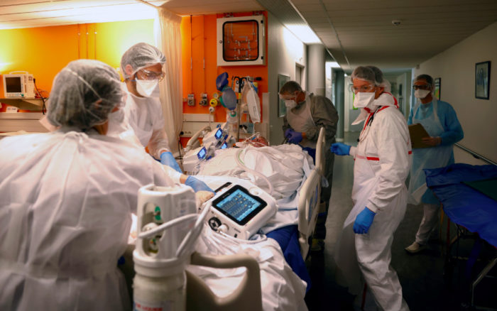 Respuesta de EU al Covid-19 podría haber evitado cientos de miles de muertes