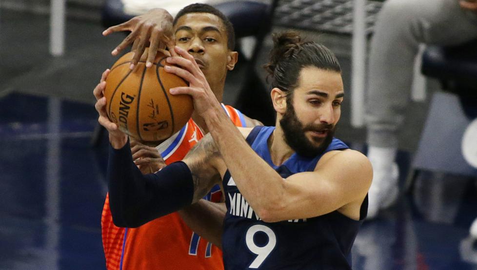 Theo Maledon le intenta robar la cartera a Ricky Rubio durante el Timberwolves-Thunder de anoche.