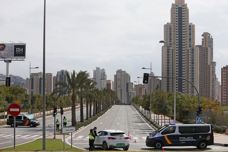 La Policía Nacional controla el acceso a Benidorm durante el último fin de semana de controles perimetrales en ciudades de la Comunidad Valenciana.