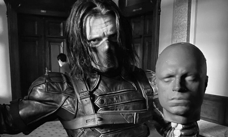 Sebastian Stan con su cabeza de reparto en la imagen de Falcon & Winter Soldier