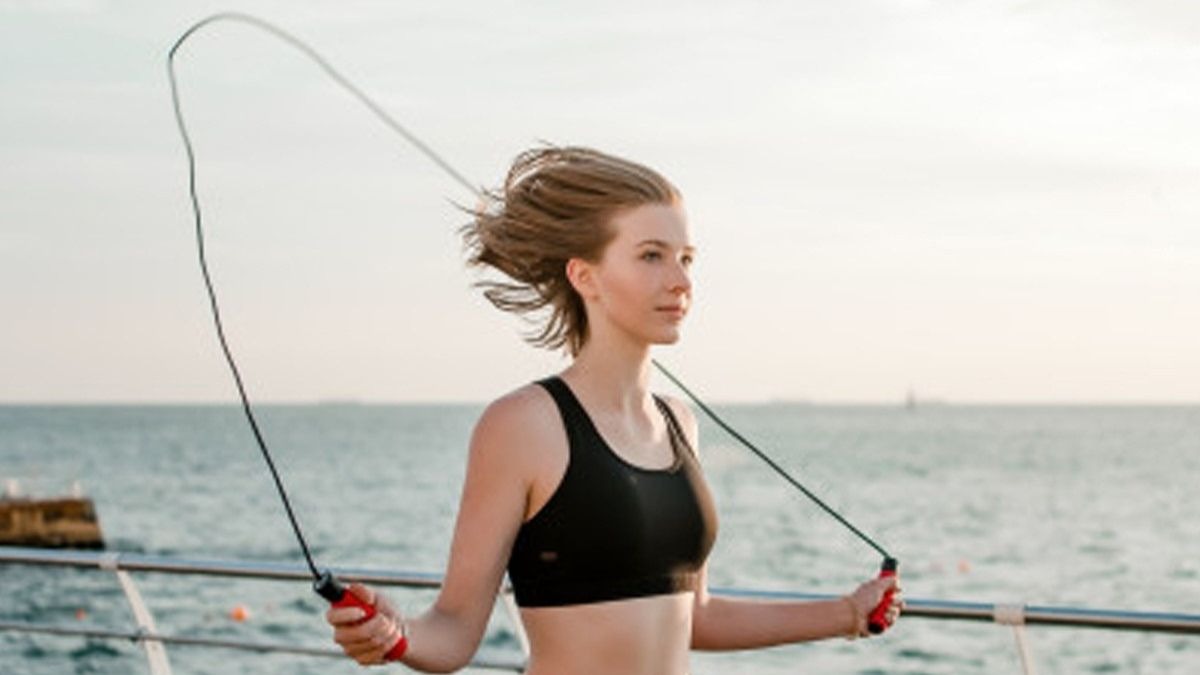 Si quieres ponerte en forma y divertirte, saltar a la comba es para ti