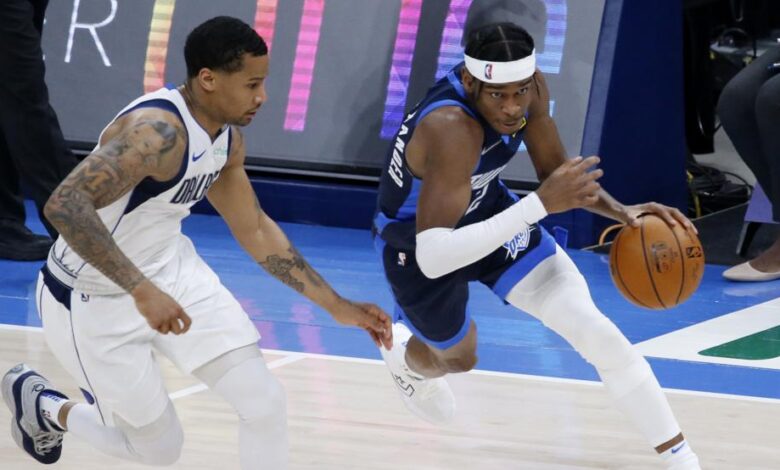Shai Gilgeous-Alexander encara a Trey Burke en la victoria de los Thunder sobre unos Mavericks sin Doncic ni Porzingis