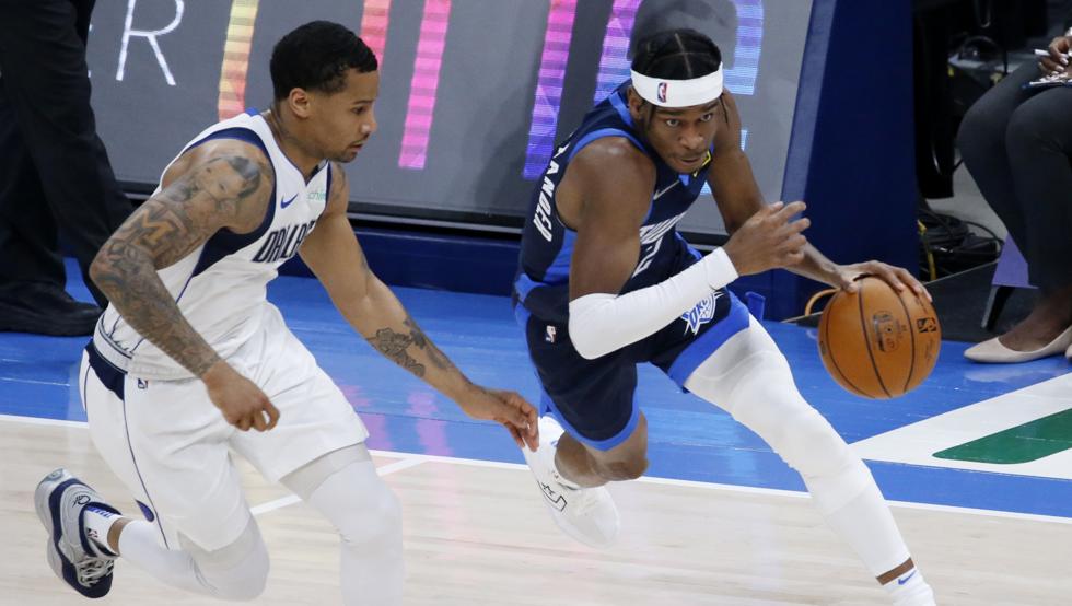 Shai Gilgeous-Alexander encara a Trey Burke en la victoria de los Thunder sobre unos Mavericks sin Doncic ni Porzingis