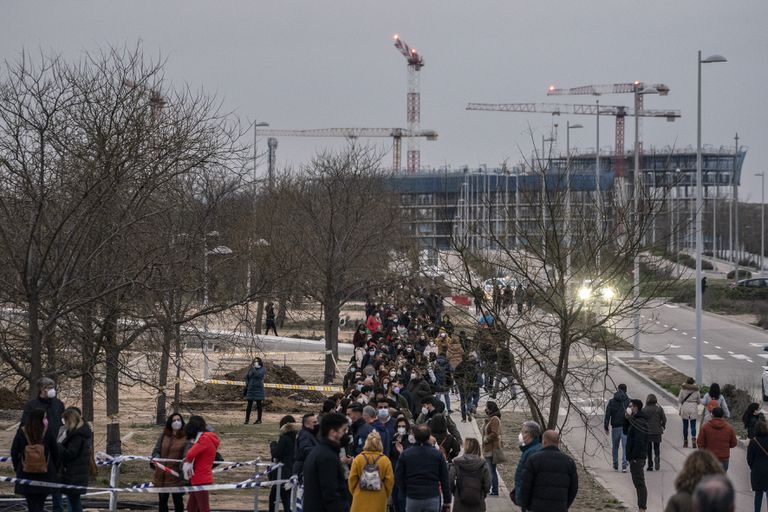 Cientos de personas hacen cola para ser vacunados contra la covid-19 en el exterior del hospital Enfermera Isabel Zendal de Madrid.