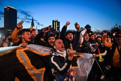 Decenas de ciudadanos protestaban contra las nuevas restricciones por el aumento de casos de covid-19, en Bucarest este lunes.