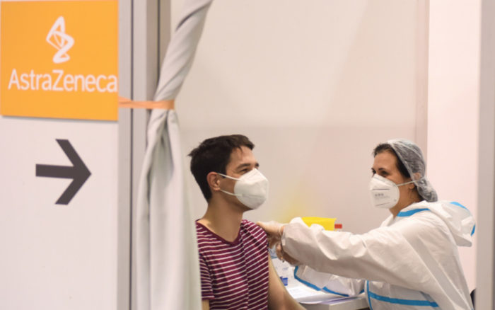 Vacuna AstraZeneca tiene más beneficios que riesgos, no hay reportes extraordinarios de trombos: Agencia Europea de Medicamentos