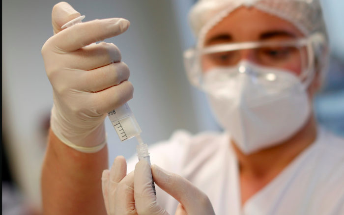 Visitantes extranjeros se quejan por pruebas anales de China para detectar Covid