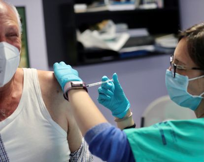 Vacunación con Janssen en Gijón, el 22 de abril.