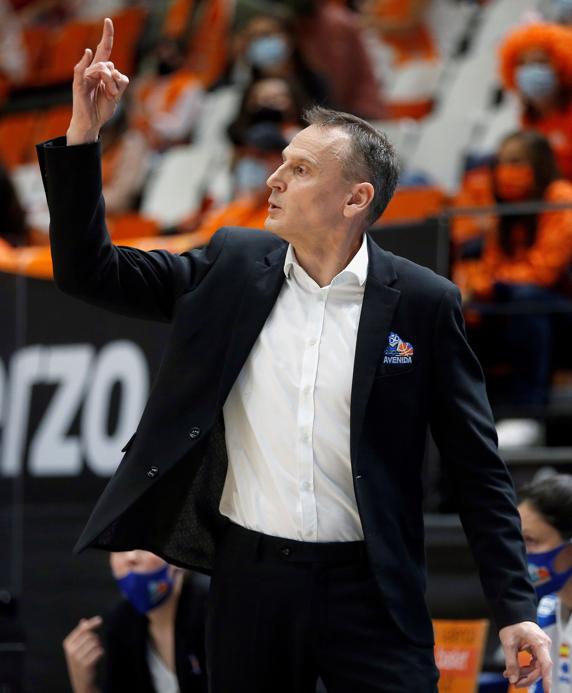 Roberto Íñiguez, entrenador del Perfumerías Avenida. EFE/Miguel Ángel Polo