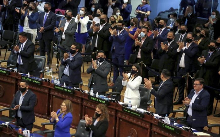 EU expresa ‘grave preocupación’ por la destitución de jueces del Constitucional salvadoreño