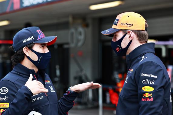 Pérez, hablando con Verstappen