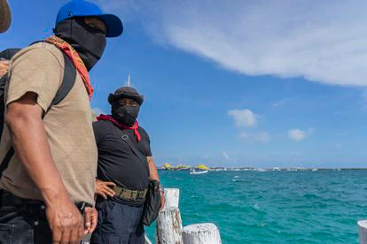 El subcomandante Moisés (al centro) observa la salida de la comitiva zapatista desde el muelle de Isla Mujeres, Quintana Roo.
