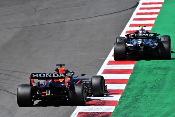 Valtteri Bottas fue fundamental para frenar a Verstappen