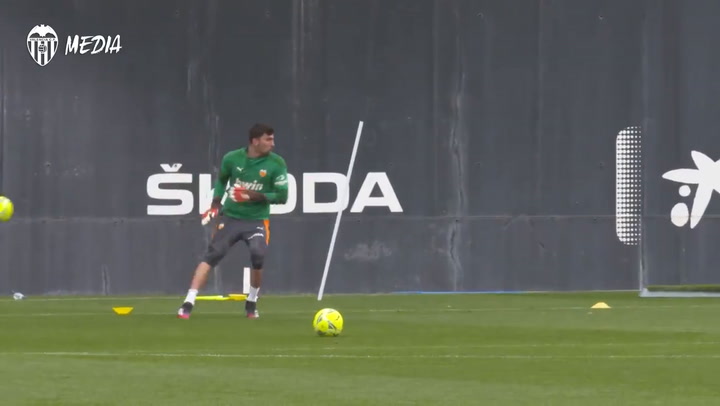 Voro dirige el entrenamiento del Valencia tras la destitución de Javi Gracia Voro dirige el entrenamiento del Valencia tras la destitución de Javi Gracia