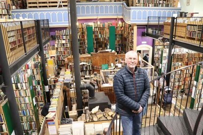 Charles Leakey, en su librería de segunda mano de Inverness
