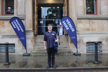 Gary Garruthers, a la puerta del Centro Nacional de la Gaita, en Glasgow. / RAFA DE MIGUEL