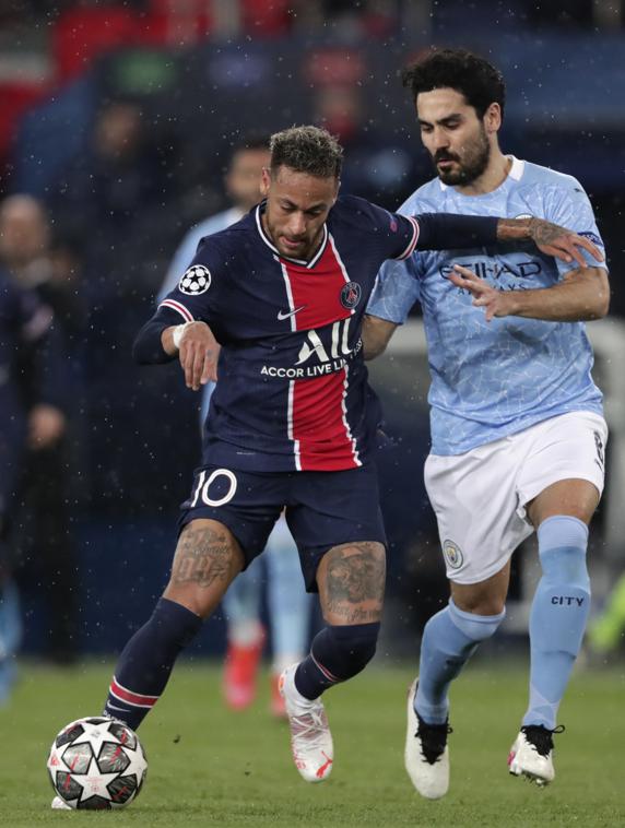 Neymar, vigilado de cerca por Gündogan durante el partido de ida