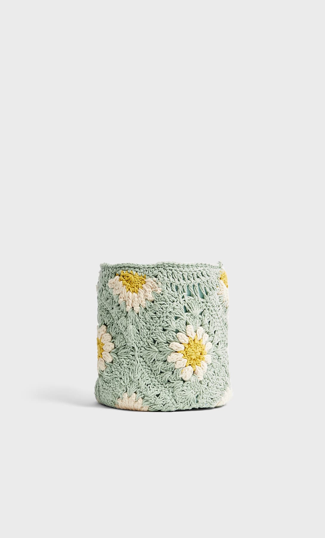 Stradivarius traspasa fronteras llevando el crochet a la decoración más auténtica