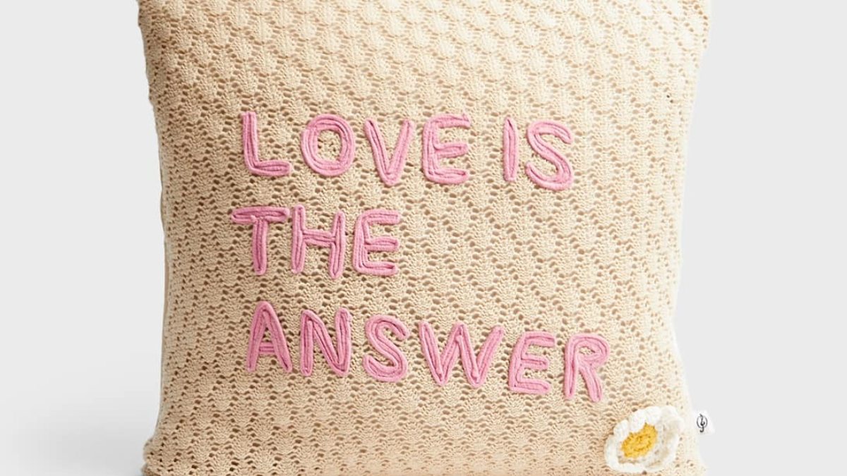 Stradivarius traspasa fronteras llevando el crochet a la decoración más auténtica