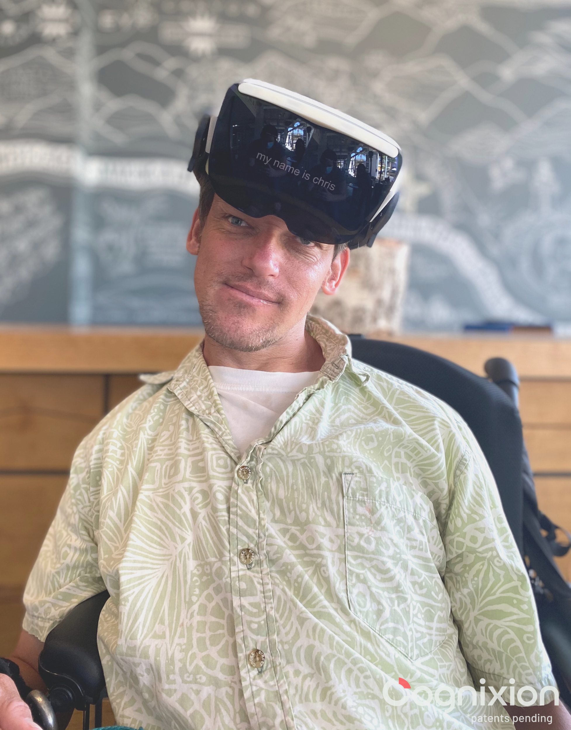 DJ Chris Benedict lleva los auriculares Cognixion en una habitación luminosa.