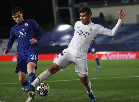 Chilwell y Casemiro, pugnando por el balón durante el partido de ida