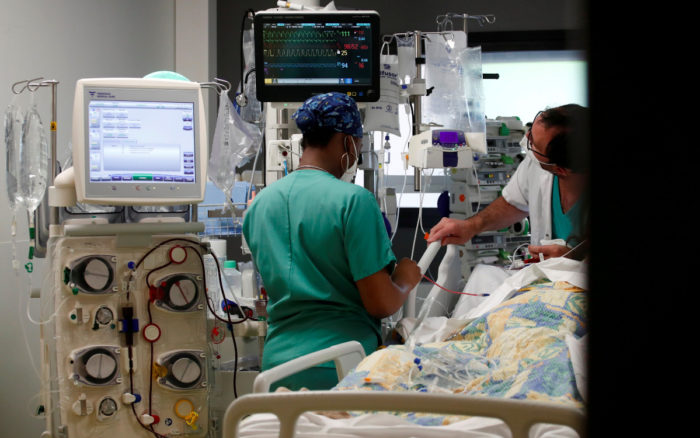 Son los jóvenes quienes llenan las salas de cuidados intensivos por Covid, alerta la OPS