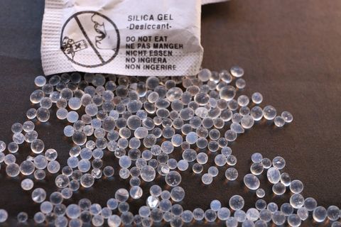 Un alto ángulo de vista de perlas de sílice en la mesa