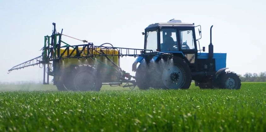 Este robot rudo usa láseres para matar 100,000 malezas por hora