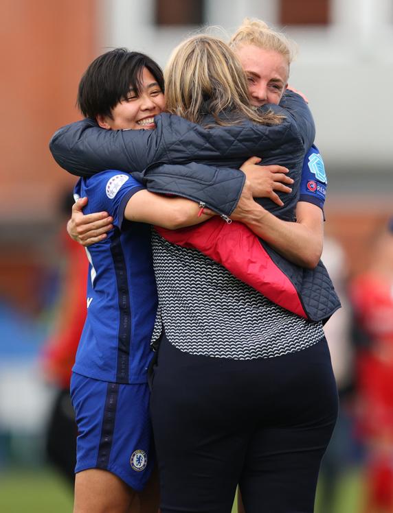 Emma Hayes celebra el pase a la final de la Champions con Sophie Ingle y Ji So-Yun