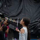 Campamento de migrantes en Reynosa, Tamaulipas, México. Las familias son deportadas de Estados Unidos a México, en su mayoría mujeres y niños, originarias de El Salvador, Honduras y Guatemala se encuentran varadas en Reynosa. La cantidad de personas deportadas a Reynosa ha aumentando bajo el Titulo 42, en la plaza pública duermen aproximadamente 400 personas. Los migrantes están vulnerables al secuestro y la violencia, carecen de servicios sociales o de salud básicos de primera necesidad como agua potable y refugio. El estado de Tamulipas es un paso obligado para los migrantes con la intención de llegar a Estados Unidos. La organización Médicos sin Fronteras advirtió que los indocumentados están vulnerables al secuestro y la violencia.