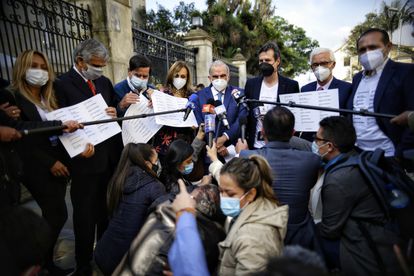 El exnegociador de paz Humberto de la Calle, en el centro, y otros miembros de la Coalición de la Esperanza a la salida de su reunión con Iván Duque en la Casa de Nariño. 