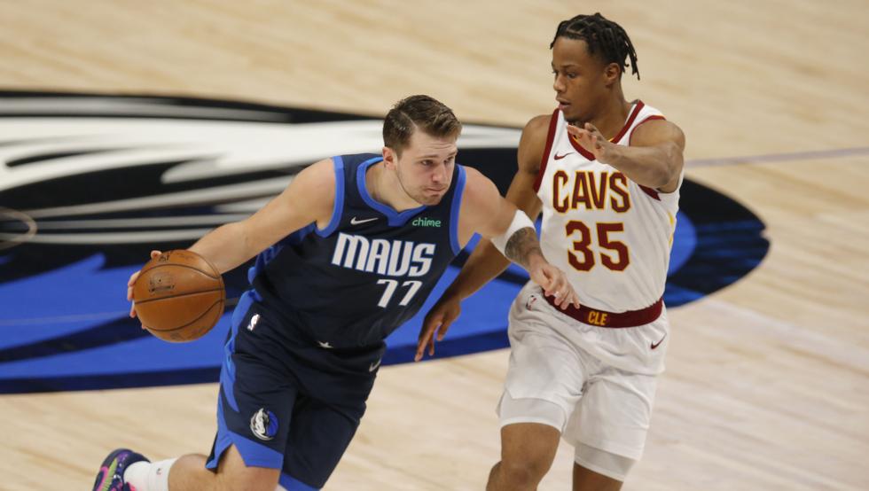 Luka Doncic avanza hacia canasta ante la defensa de Isaac Okoro durante la victoria de los Dallas Mavericks sobre los Cleveland Cavaliers.