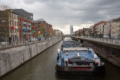 El canal de Charleroi, que hace de frontera ente el municipio de Molenbeek (izquierda) y el de Bruselas. 