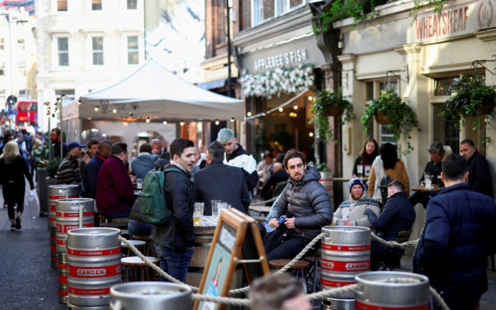 Inglaterra aliviará aún más las restricciones por Covid el 17 de mayo