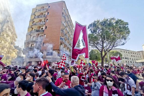 Celebración de los aficionados de la Salernitana EFE/EPA/MASSIMO PICA
