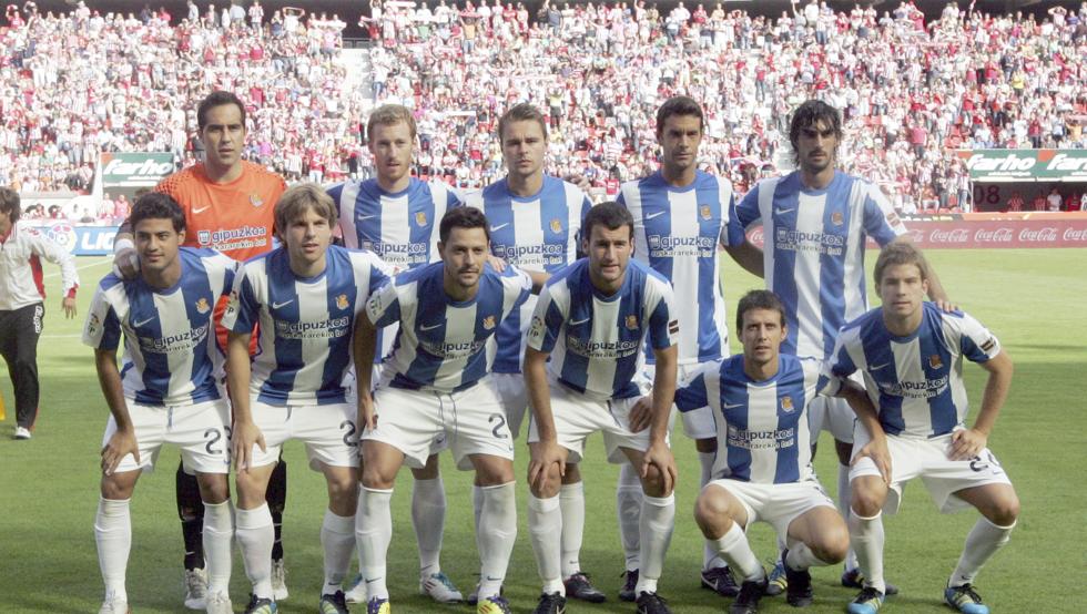 Sporting de Gijón-Real Sociedad. Partido 2ª jornada liga. Primera División (Liga BBVA) 2011-2012. Once inial (de izq. a der.) ARRIBA: Claudio Bravo, David Zurutuza, Vadim Demidov, Xabi Prieto, Carlos Martínez. ABAJO: Carlos Vela, Asier Illarramendi, Alberto De la Bella, Imanol Agirretxe, Mikel Aranburu, Iñigo Martínez.