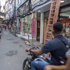 Una de las calles principales de la favela Jacarezinho, en la ciudad de Río de Janeiro, Brasil.