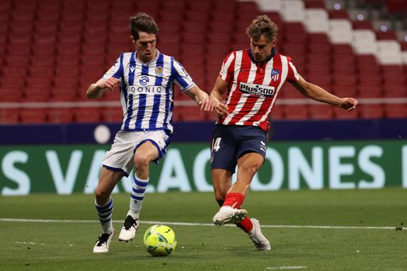 Marcos Llorente golpea el balón ante Elustondo.
