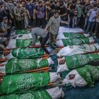 Funeral de 15 palestinos que murieron en un ataque aéreo de las Fuerzas israelíes, este jueves en Gaza.