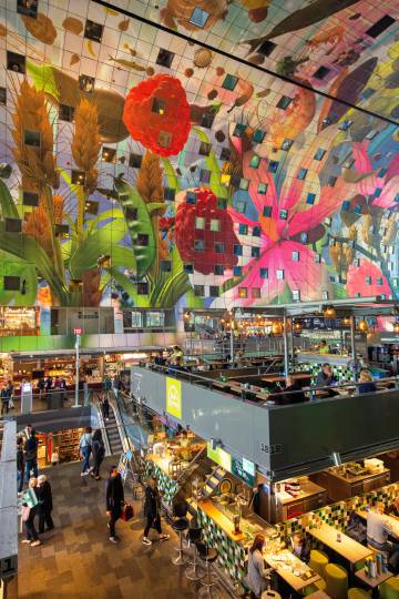 Interior del Markthal, un mercado en forma de herradura que también acoge viviendas y oficinas en Róterdam.