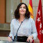 La presidenta de la Comunidad de Madrid en funciones, Isabel Díaz Ayuso, interviene en la rueda de prensa posterior a la reunión del Consejo de Gobierno regional, a 12 de mayo de 2021, en Madrid (España). Este miércoles se ha reunido el Consejo de Gobierno de la Comunidad de Madrid por primera vez tras terminar el segundo estado de alarma. En Madrid, el final de este ‘paraguas’ jurídico se ha traducido en la eliminación del toque de queda y en el retraso del cierre de la hostelería. Durante su comparecencia, Ayuso ha afirmado que pedirá al Grupo Popular en la Asamblea proponer una comisión de investigación para analizar el tránsito del Aeropuerto de Barajas y su relación con la pandemia.
12 MAYO 2021;AYUSO;RUEDA DE PRENSA;CONSEJO DE GOBIERNO
A. Pérez Meca / Europa Press
12/05/2021