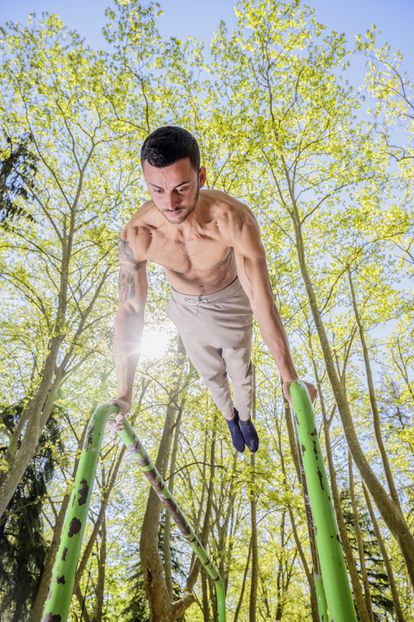 Jiménez practica el movimiento estático 'full planche'.