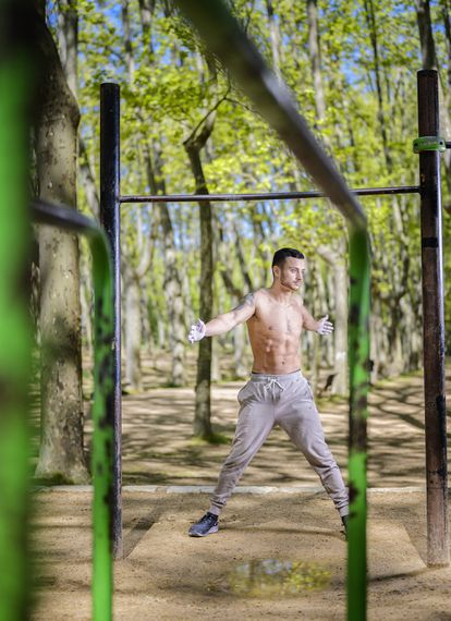 El campeón mundial de calistenia, Roger Jiménez, mientras realiza estiramientos.