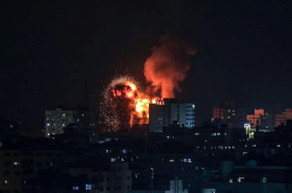 Humo y llamas sobre la ciudad de Gaza tras un ataque aéreo israelí.
