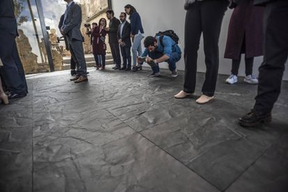 'Fragmentos', el "contramonumento" de Doris Salcedo hecho con el metal fundido de las armas de las FARC, en el centro de Bogotá