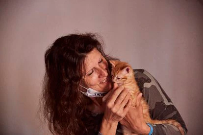 “Los seis cachorros se llaman 'Daphne', 'Eloise', 'Francesca', 'Simon', 'Colin' y 'Anthony'”, detalla Recchimuzzi con uno en los brazos.