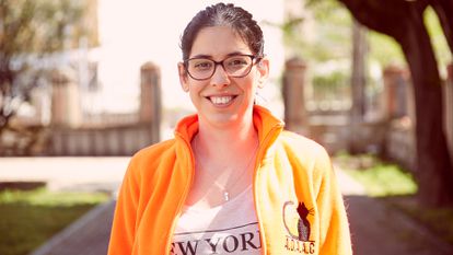 Vanessa Bastero estudia un grado medio para cuidar a personas con dependencia y por la tarde trabaja en una oficina. “Me ocupo de los avisos ciudadanos, la gestión de las citas veterinarias y trato con los gestores de colonias”, explica. “¡Hay que sacar el tiempo!”.