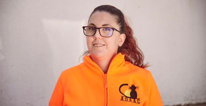 “Yo tenía una colonia felina que controlaba por libre. Hace cinco años montamos la asociación y hasta hoy”, resume Esther Rodríguez. “Me encantan los animales y en especial los gatos, los más olvidados”.

