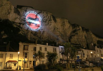 Una proyección de la organización animalista Compassion in World Farming protesta contra la exportación de animales vivos en Dover.